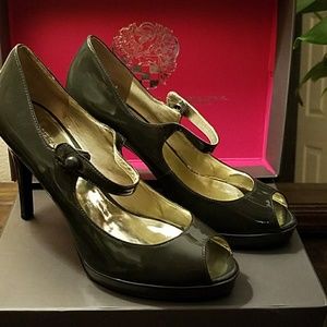Like new, grey patent leather shoes.